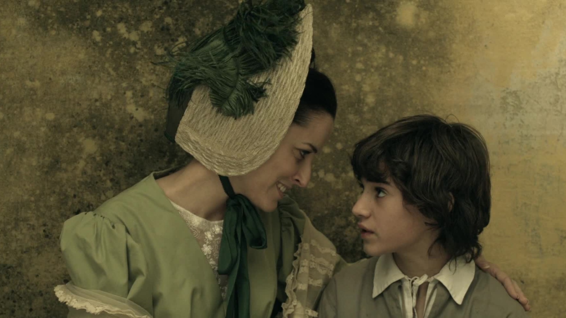 Woman little boy. Лиссабонские тайны (2011).
